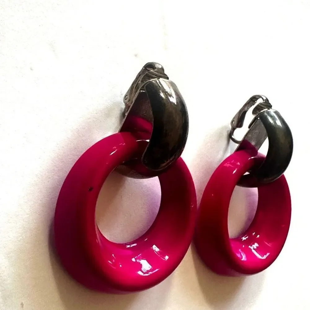 Pink and silver tone circle clip on  vintage earrings